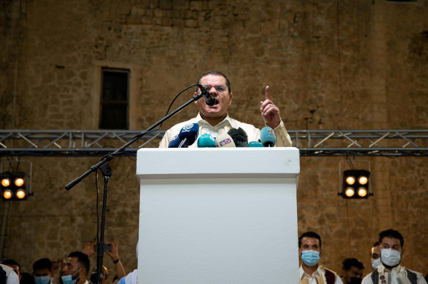 Le Premier ministre libyen Abdel Hamid Dbeibah prend la parole lors d’une manifestation contre la Chambre des représentants établie dans l’est du pays, le 24 septembre à Tripoli (Reuters)