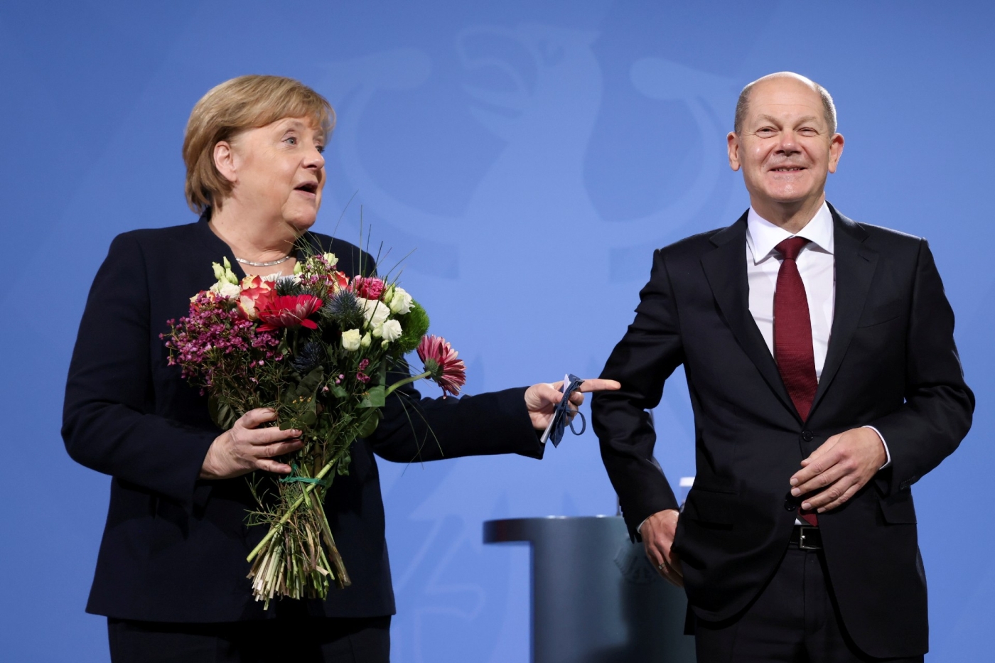 L’ancienne chancelière allemande Angela Merkel et son successeur Olaf Scholz, à Berlin (Reuters)