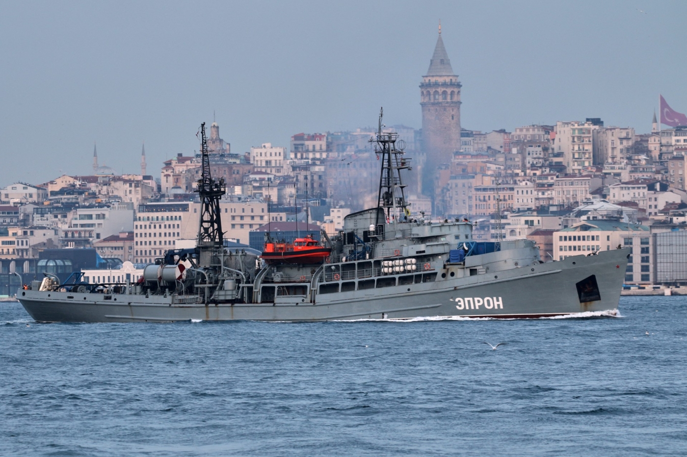 Le remorqueur d’urgence classe Prut EPRON de la marine russe, appartenant à la 145e escadrille de sauvetage de la flotte de la mer Noire, traverse le détroit du Bosphore pour rejoindre la mer Noire, à Istanbul (Reuters)