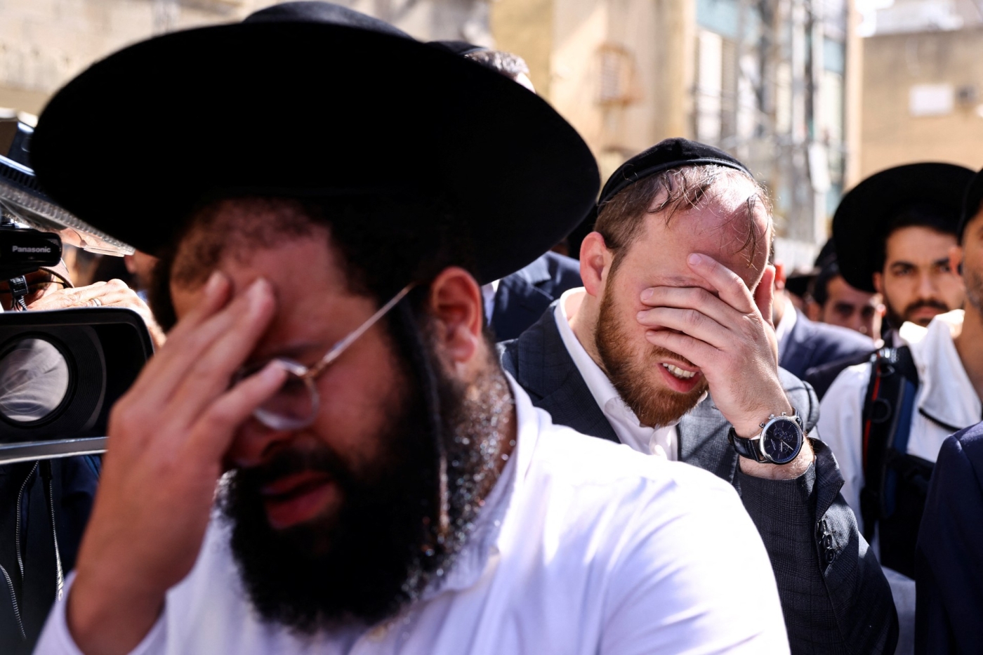Des Israéliens pleurent les victimes de la fusillade du 29 mars 2022 à Tel Aviv (Reuters)