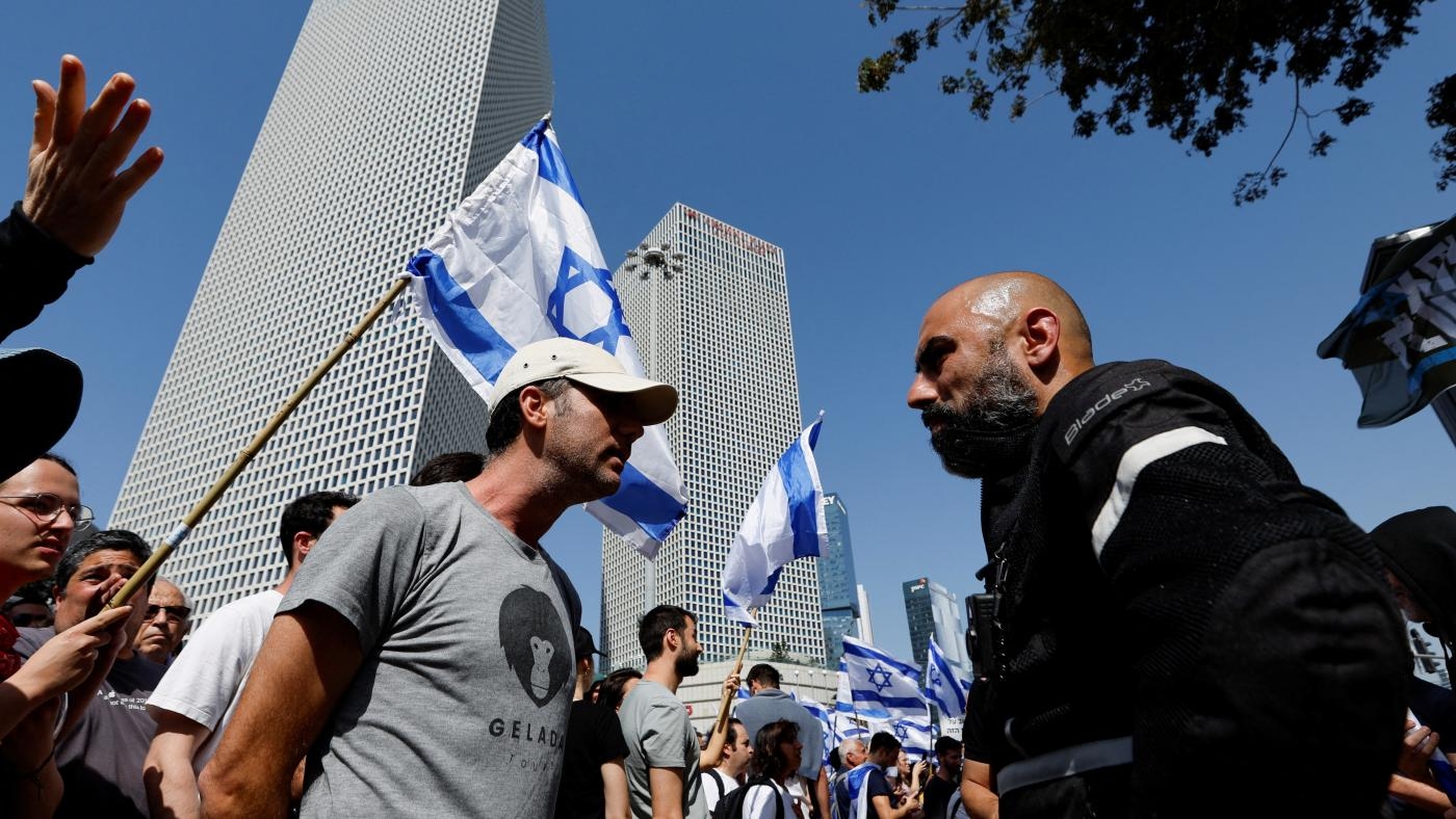 Des manifestants affrontent la police israélienne à Tel Aviv, le 1er mars 2023 (Reuters)