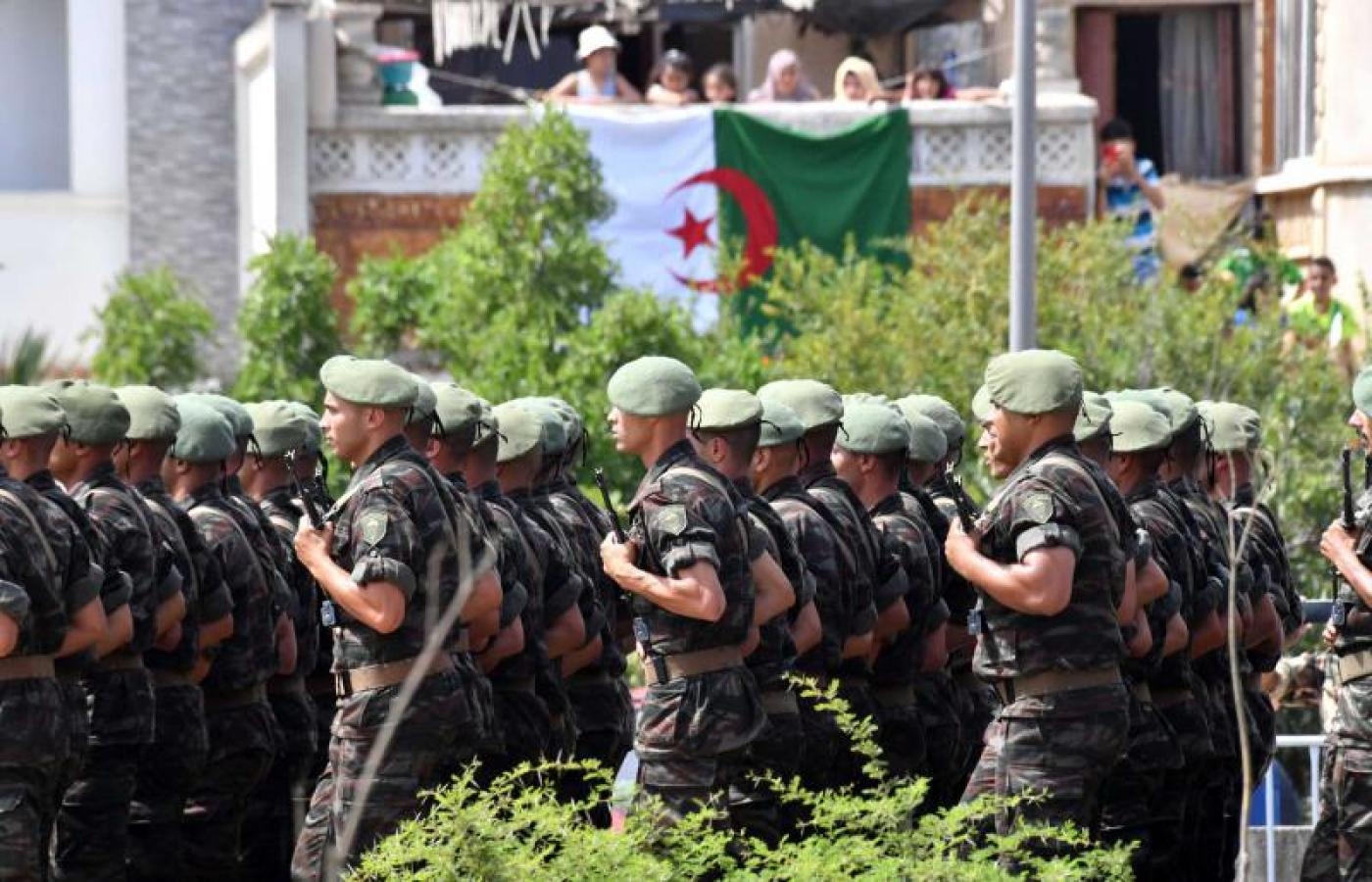 Des soldats algériens participent à un défilé militaire à Alger, le 5 juillet 2022, à l’occasion du 60e anniversaire de l’indépendance du pays (AFP)