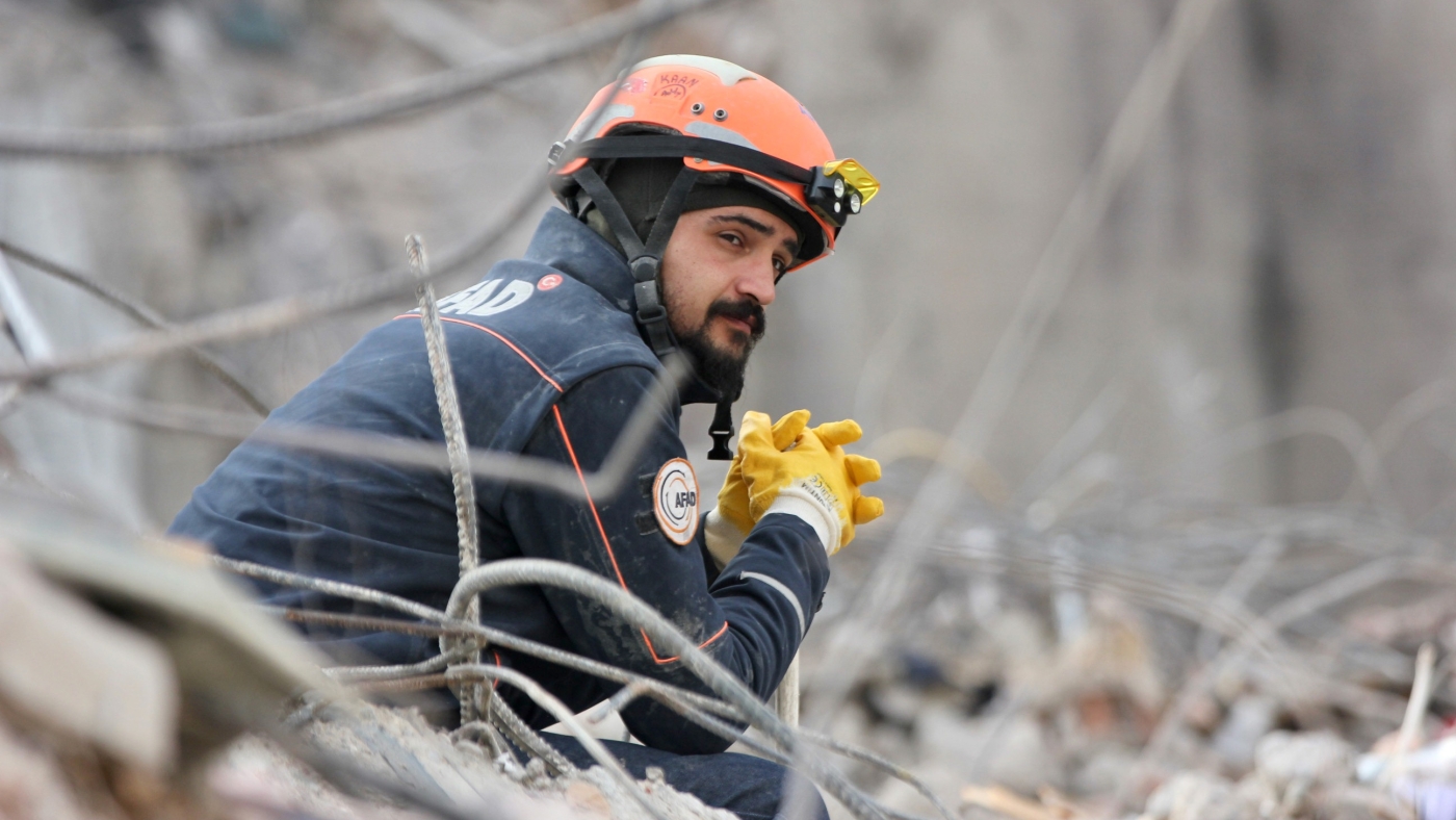 A Turkish rescue worker pictured among the rubble in earthquake-hit Turkish city of Kahramanmaras on 19 February 2023 (Anadolu Agency)