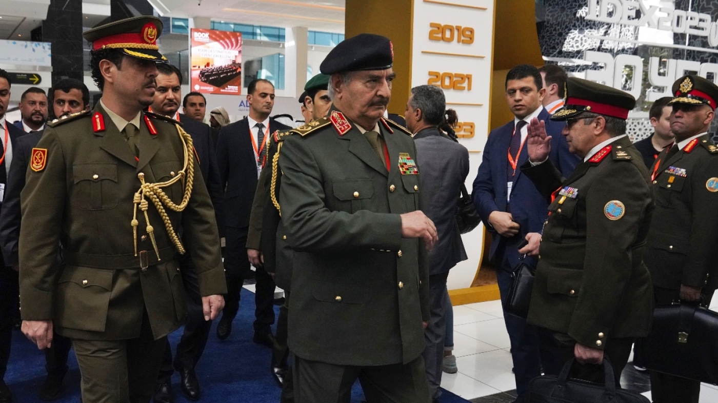 Khalifa Haftar, commandant de l’autoproclamée Armée nationale libyenne (au centre), photographié à l’International Defense Exhibition and Conference à Abou Dabi (Émirats arabes unis), le lundi 20 février 2023 (AP)