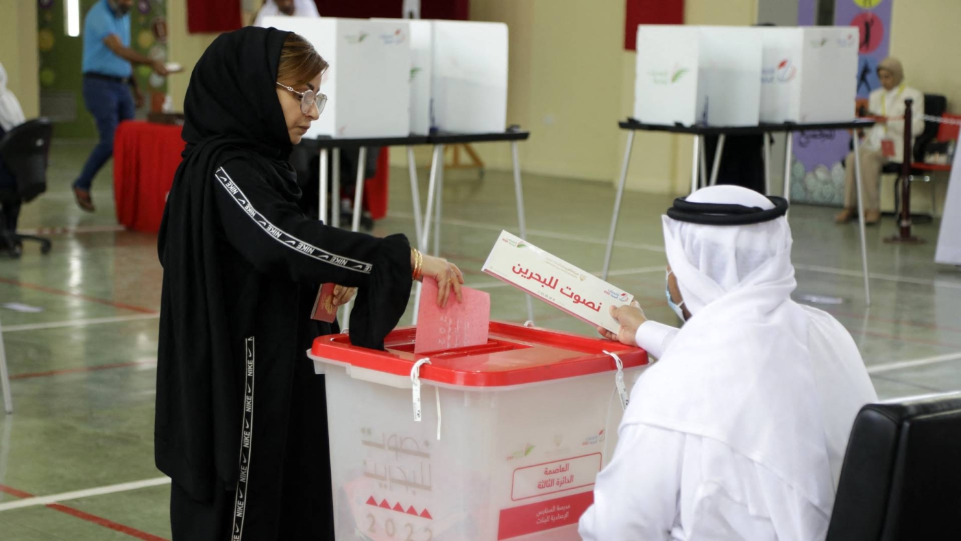 A Bahraini Woman casts her ballot at a polling station in the city of Jidhafs, west of Manama, during parliamentary elections, 12 November 2022 (AFP)