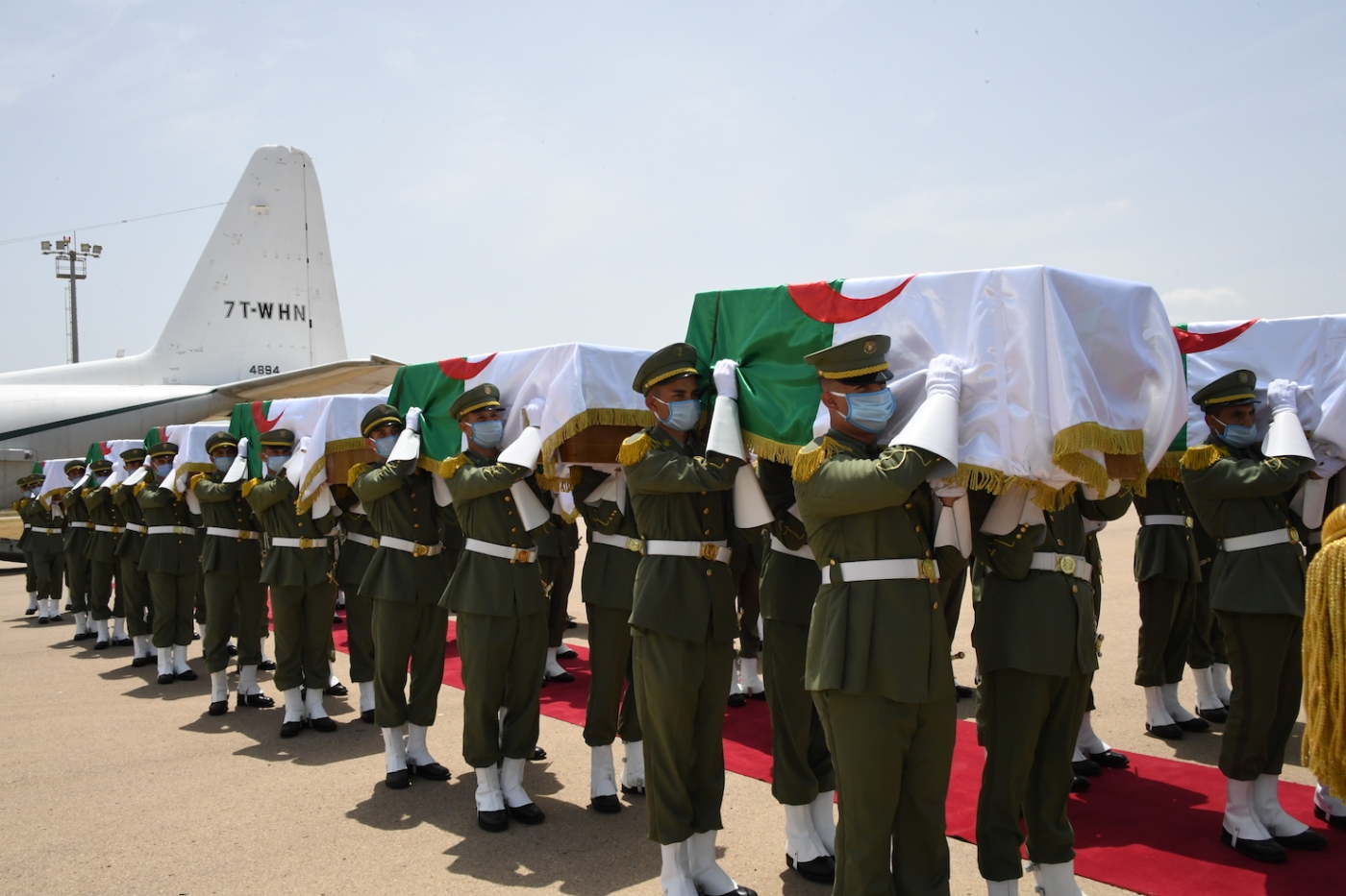 Les 24 cercueils à leur arrivée à l’aéroport d’Alger vendredi 3 juillet (Présidence algérienne)