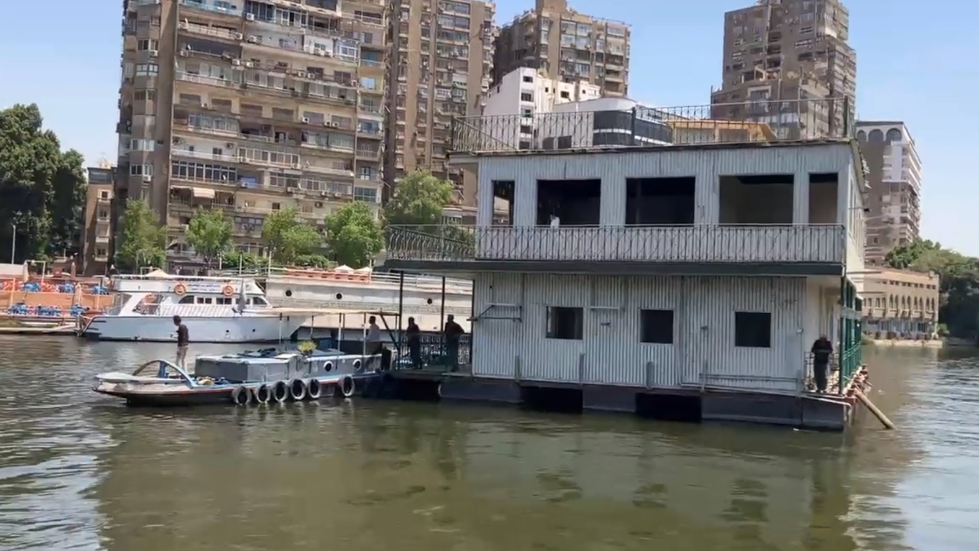Egyptian authorities are seen removing one of the houseboats from the banks of the River Nile on 27 June 2022 (Twitter/@ORHamilton)