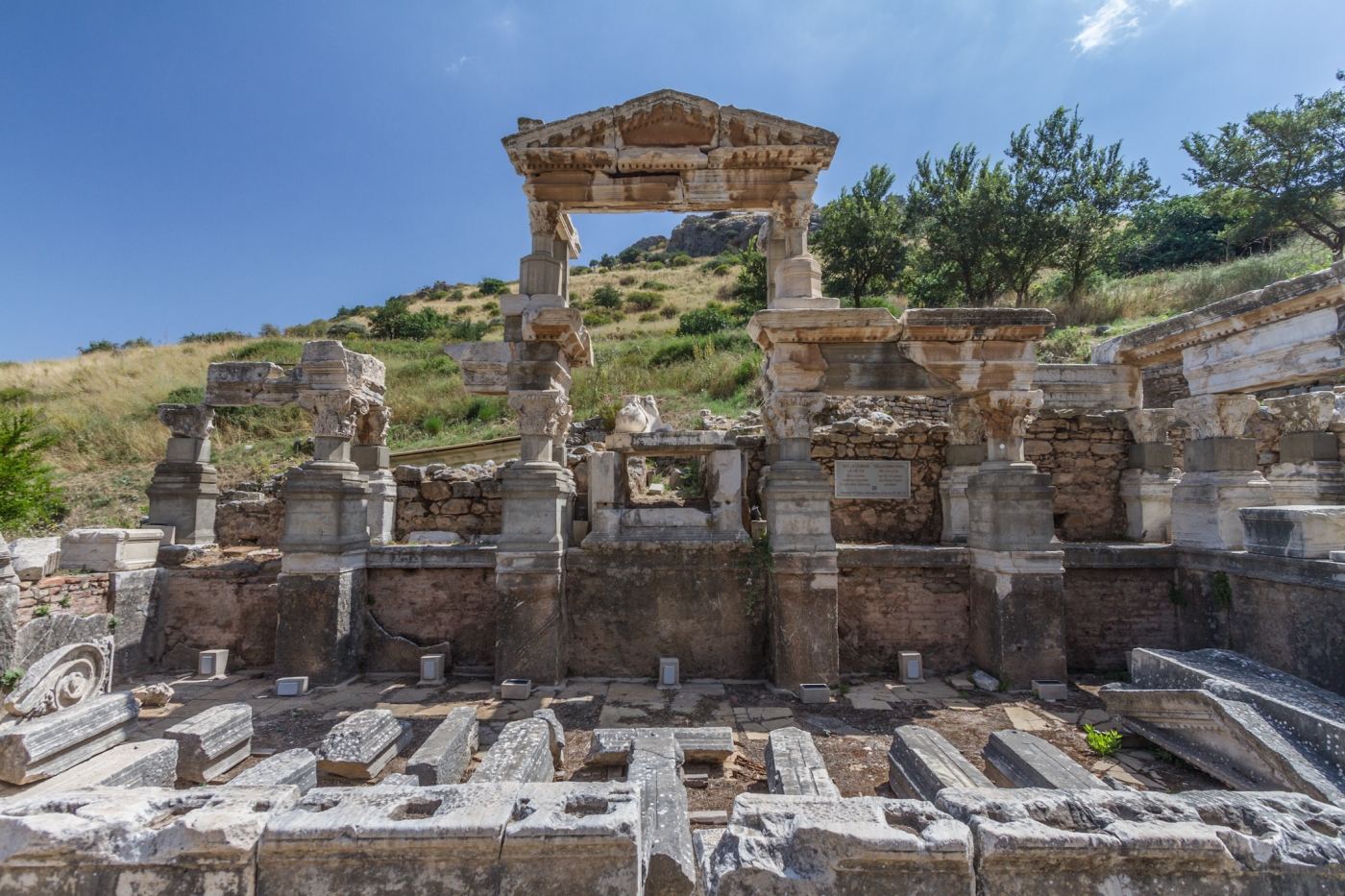 Des vestiges de souverains du passé se dressent encore triomphalement dans le paysage de la Turquie moderne, notamment la fontaine de Trajan à Éphèse, dans la province d’Izmir (Creative Commons/Benh Lieu Song)