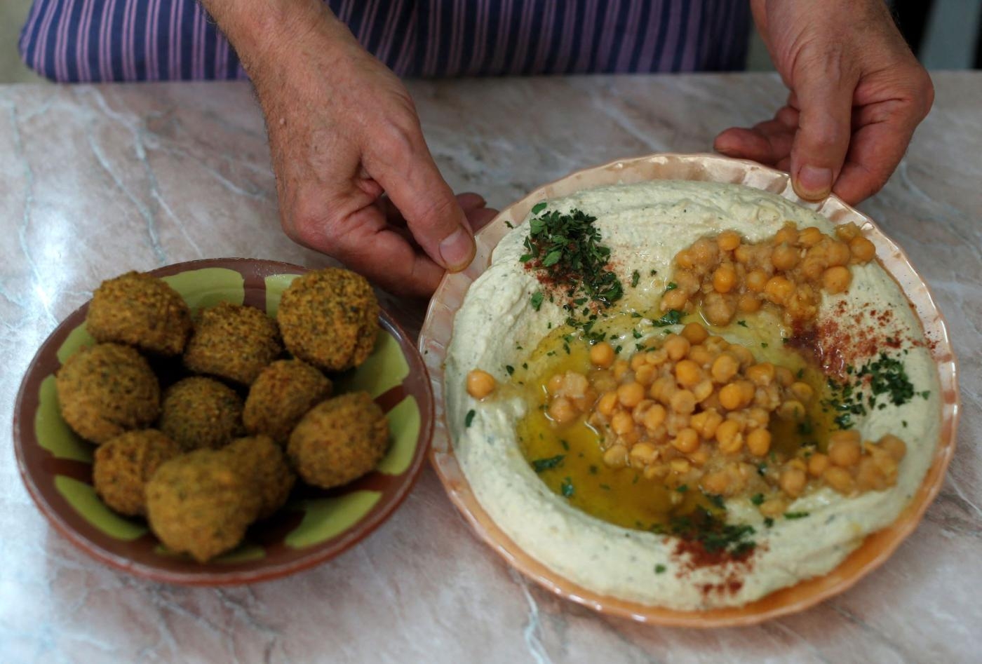 Les falafels et le houmous sont généralement à base de pois chiches (AFP/Ahmed Ghara-bli)