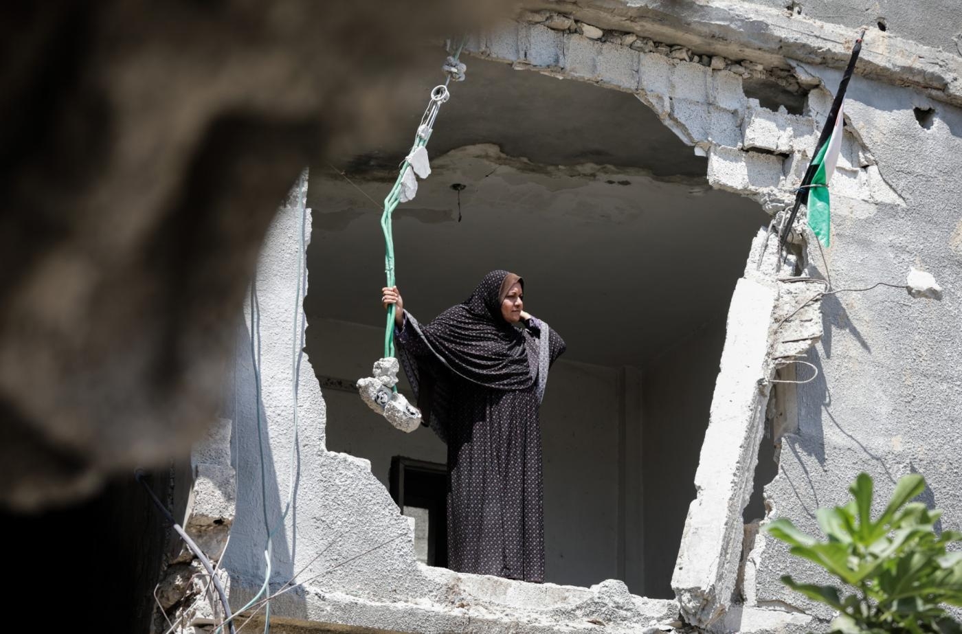 Une femme attend de recevoir des fonds pour reconstruire sa maison, l’une des quelque 18 000 habitations endommagées ou détruites au cours des combats à Gaza en mai 2021 (SOPA Images/Nidal Alwaheidi via Reuters)