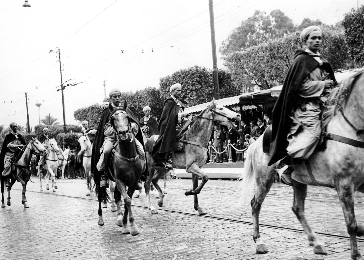 Des harkis à cheval participent à un défilé militaire à Alger en 1957 pour commémorer la fin de la Seconde Guerre mondiale (Jacques Grevin/AFP)