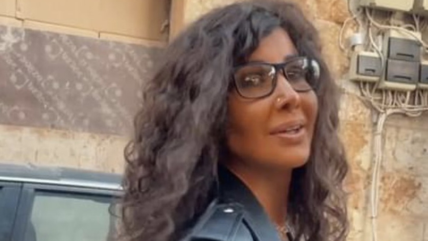 Dans la vidéo, on peut voir la star libanaise marcher dans les rues de Beyrouth avec une perruque noire aux boucles épaisses, cherchant à voir si les passants vont la reconnaître (capture d’écran)