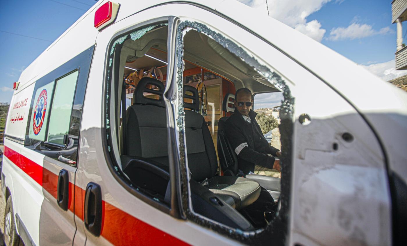 Une ambulance endommagée par des colons juifs alors qu’elle était en service près du village de Qaryut, aux alentours de Naplouse, le 30 janvier 2023 (Reuters/Sopa Images)