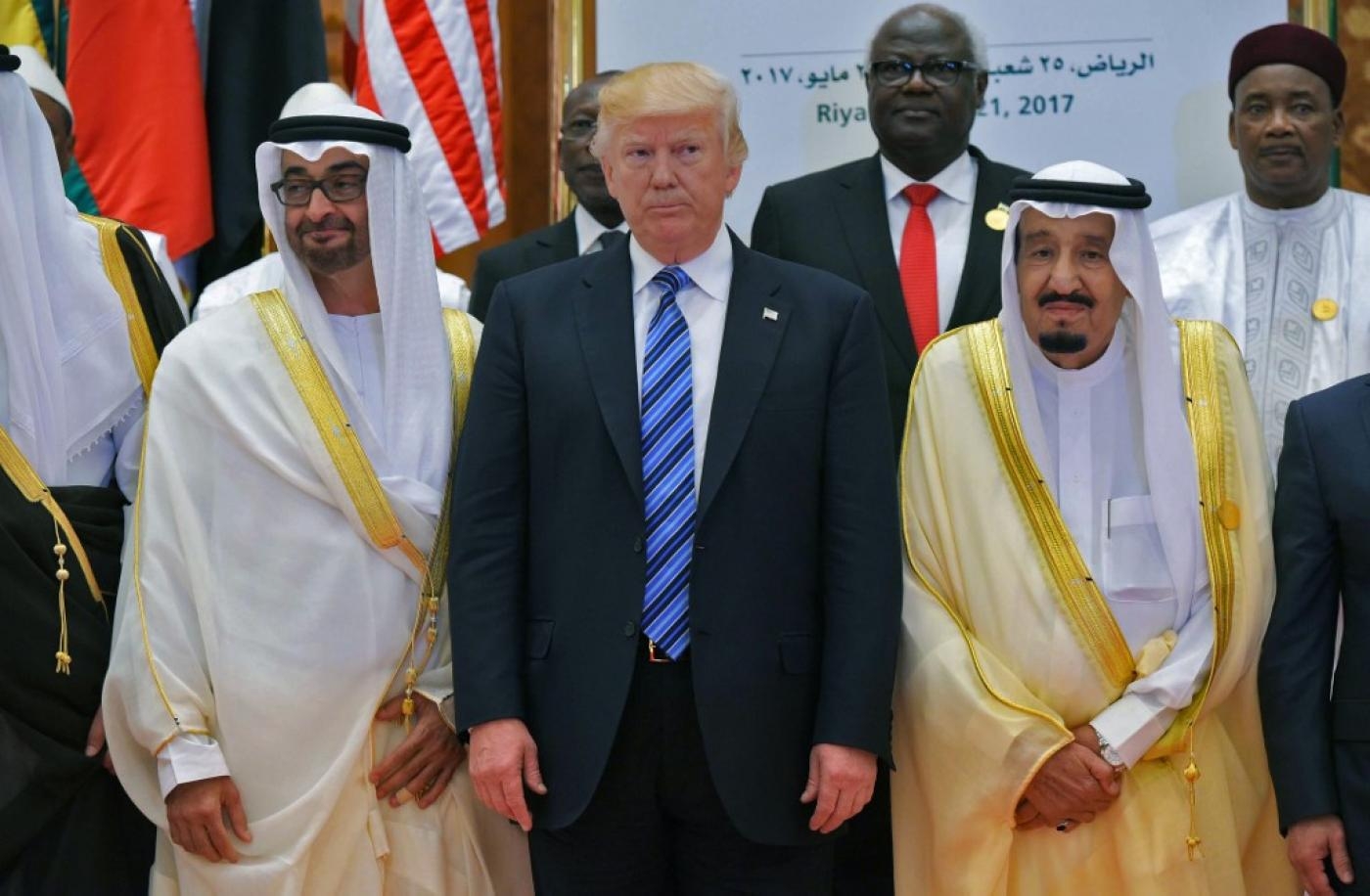 Le président américain Donald Trump, le roi Salmane ben Abdelaziz al-Saoud et le prince héritier d’Abou Dabi Mohammed ben Zayed al-Nahyane (à gauche) posent pour une photo de groupe à l’occasion du sommet arabo-islamo-américain à Riyad, le 21 mai 2017 (AFP)