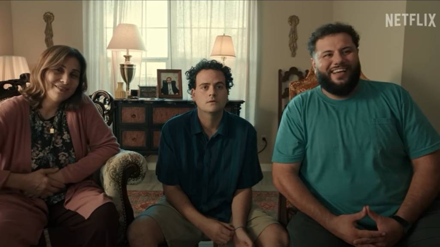Mo (à droite) et sa famille discutent de l’importance de retirer ses chaussures dans la maison (Netflix)