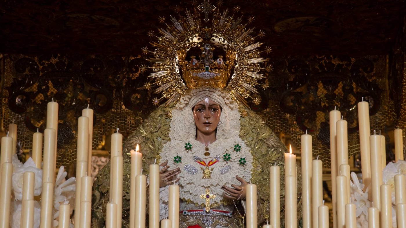 Une représentation de la Vierge Marie dans la basilique de La Macarena à Séville (AFP)