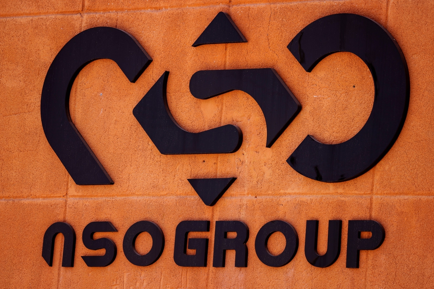 Le logo de la société israélienne NSO Group sur la façade d’une succursale dans le sud d’Israël, en juillet 2021 (Reuters)