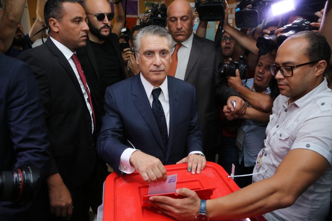 Nabil Karoui, candidat à la présidentielle, dépose son bulletin dans l’urne dans la capitale Tunis, le 13 octobre 2019 (AFP/photo d’archives)