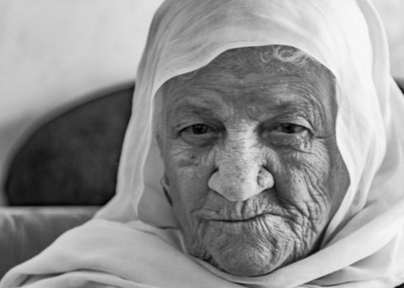 Photographiée en 2019, Khadija al-Azza a été contrainte de fuir le village de Tell al-Safi en 1948. L’octogénaire palestinienne vit depuis des décennies dans le camp de réfugiés d’al-Amaari, en Cisjordanie occupée (MEE/Skip Schiel)