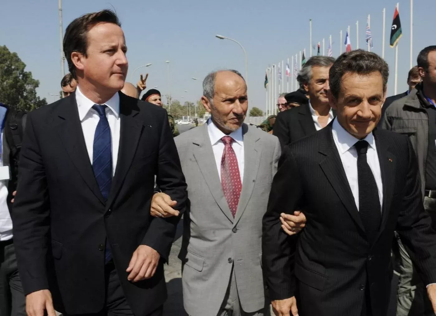 Le Premier ministre britannique David Cameron (à gauche) et le président français Nicolas Sarkozy (à droite) avec le président du Conseil national de transition Moustapha Abdel Jalil à Tripoli en Libye, le 15 septembre 2011 (AFP)