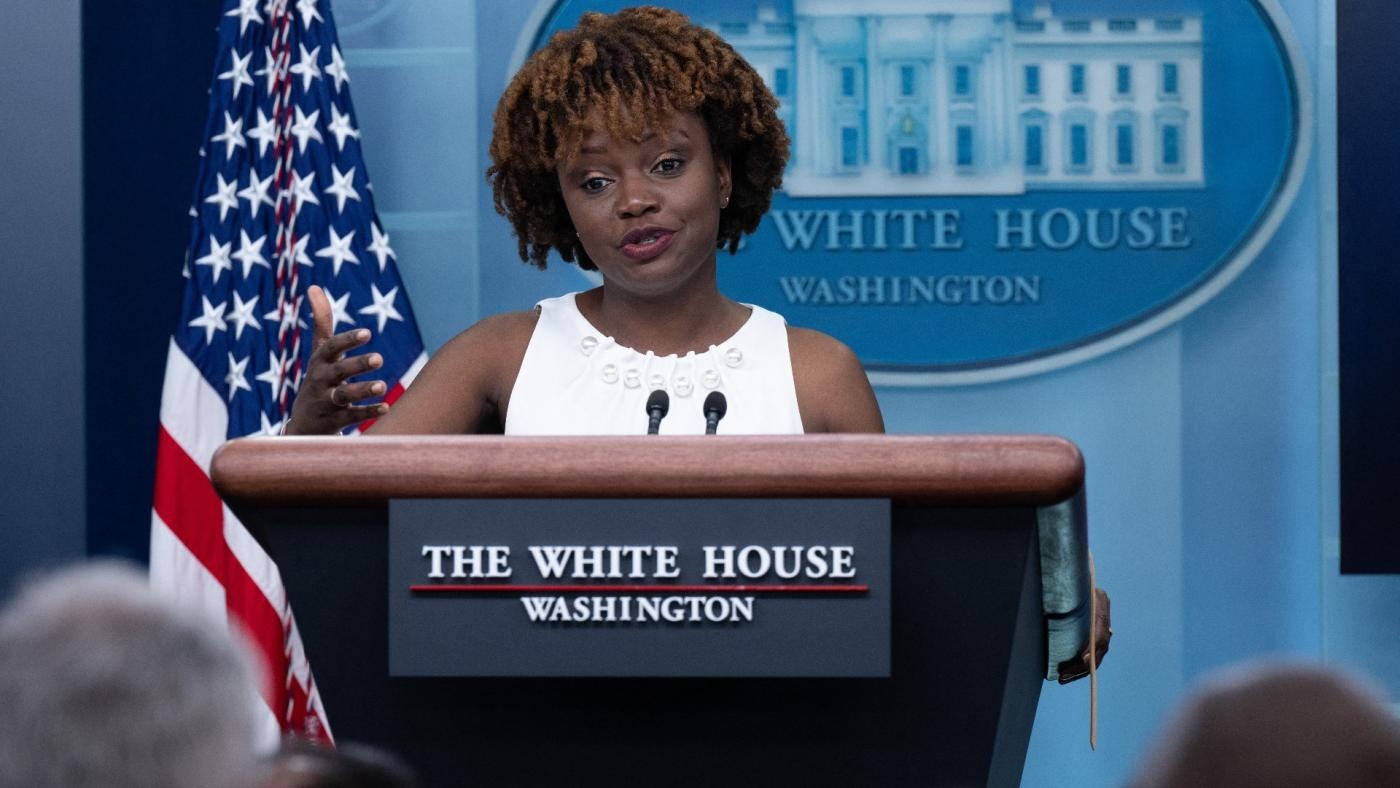 Karine Jean-Pierre, attachée de presse adjointe, s’exprime lors d’une conférence de presse à la Maison-Blanche, le 5 mai 2022 (AFP)