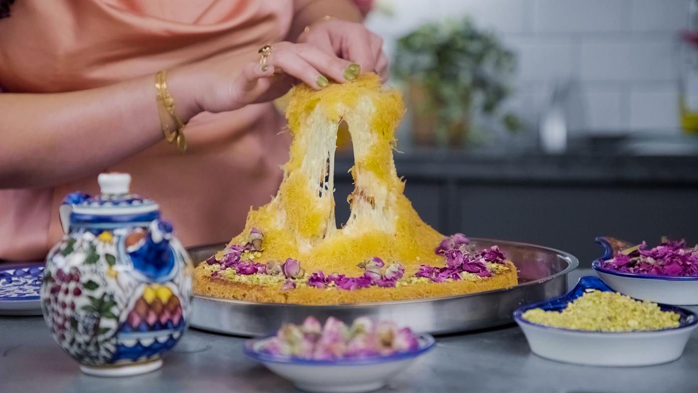 Le knafeh traditionnel de Naplouse est réalisé avec de l’akkawi, un fromage très salé qu’il faut faire tremper avant de le rincer pour éliminer une partie du sel (MEE)