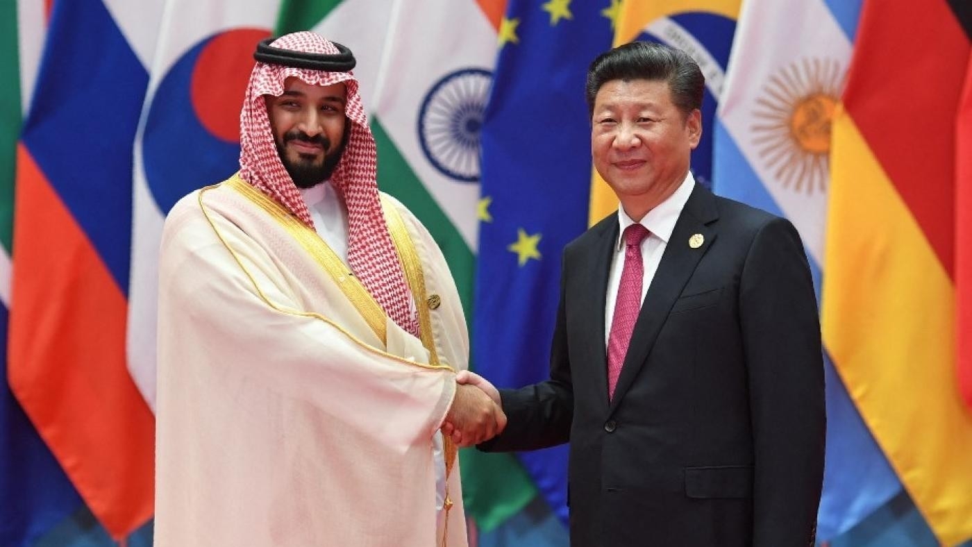 Poignée de main entre Mohammed ben Salmane, alors vice-prince héritier saoudien, et le président chinois Xi Jinping, le 4 septembre 2016 à Hangzhou (AFP)