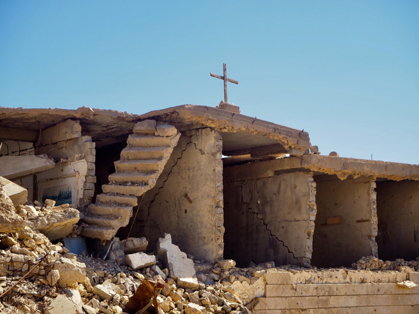 Les yézidis ont dressé une croix en bois sur le toit d’un bâtiment détruit de Sinjar pour que les chrétiens de passage se sentent les bienvenus (MEE/Tom Westcott)