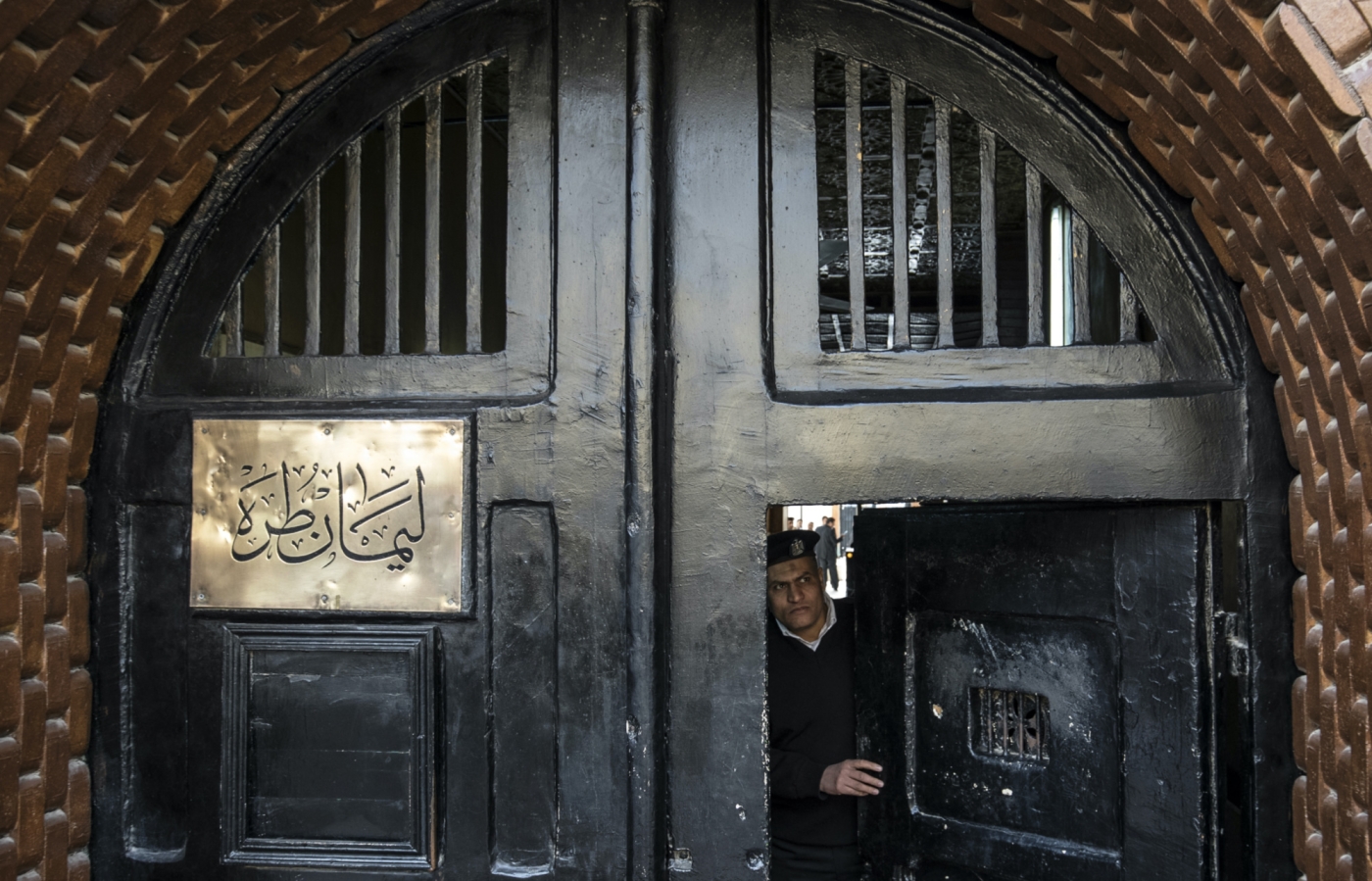 Un policier à l'entrée de la prison de Tora, dans la banlieue sud du Caire, le 11 février 2020 (AFP)