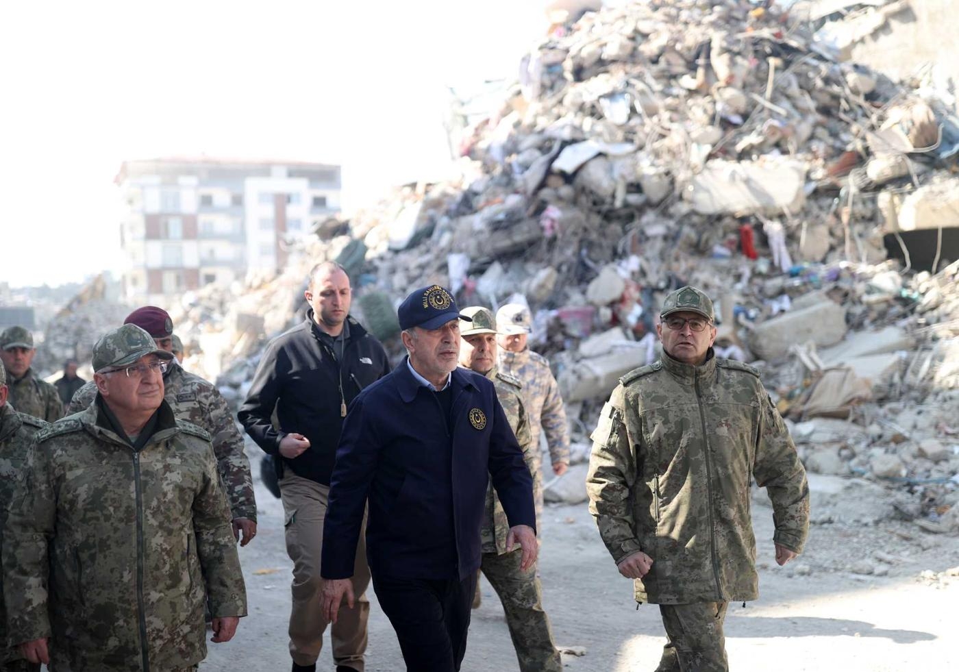Le ministre turc de la Défense Hulusi Akar inspecte les troupes déployées dans les ruines de Hatay, le 15 février 2023 (ministère turc de la Défense)