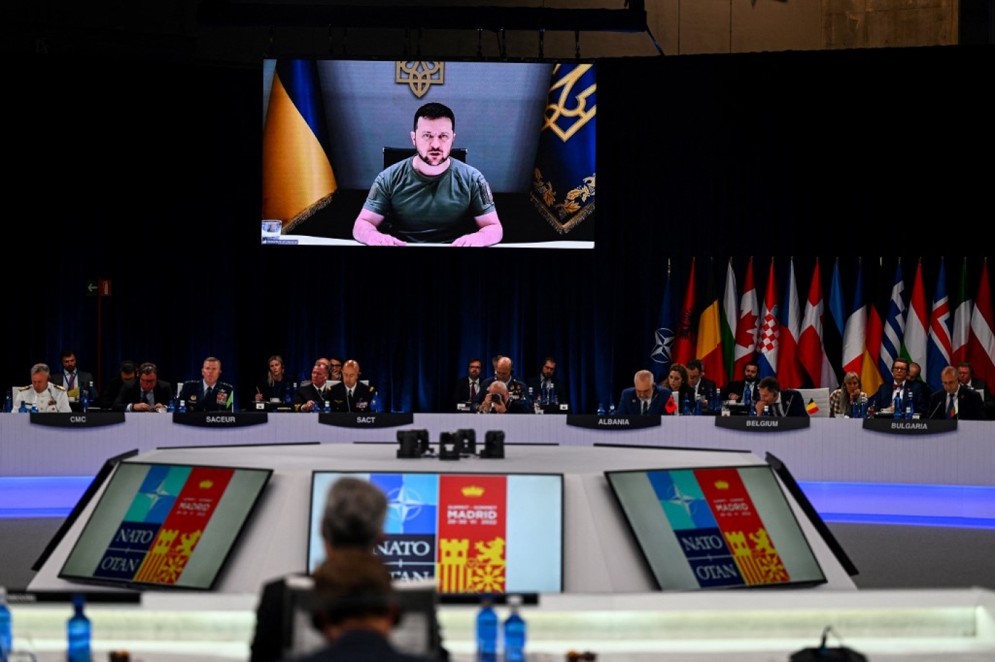 Le président ukrainien Volodymyr Zelensky apparaît sur un écran géant lors de son intervention au sommet de l’OTAN à Madrid, le 29 juin 2022 (AFP)
