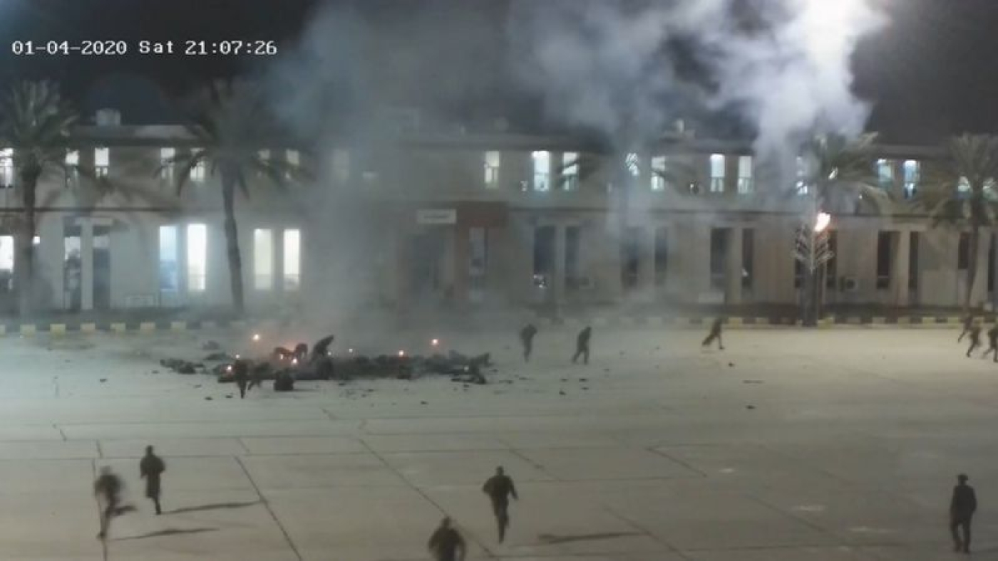 Quelques secondes après la frappe aérienne contre des cadets de l’école militaire à Tripoli, le 4 janvier 2020 (capture d’écran/BBC)