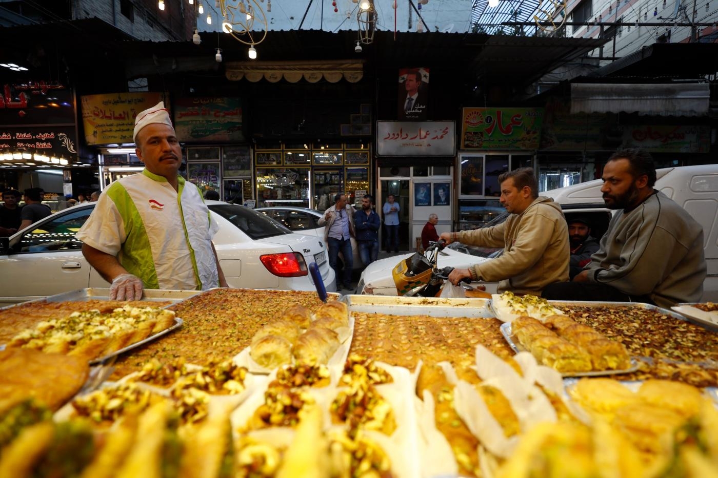 Un vendeur de friandises dans un souk de Damas (MEE)