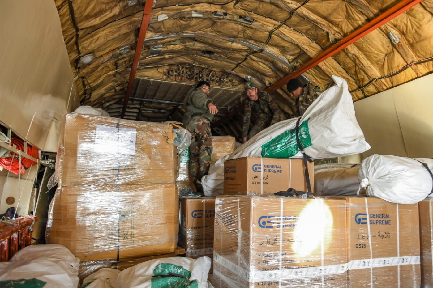 Des colis humanitaires fournis par l’Arabie saoudite, destinés aux victimes du séisme au nord de la Syrie, sont chargés à bord d’un avion à l’aéroport d’Alep, le 14 février 2023 (AFP)
