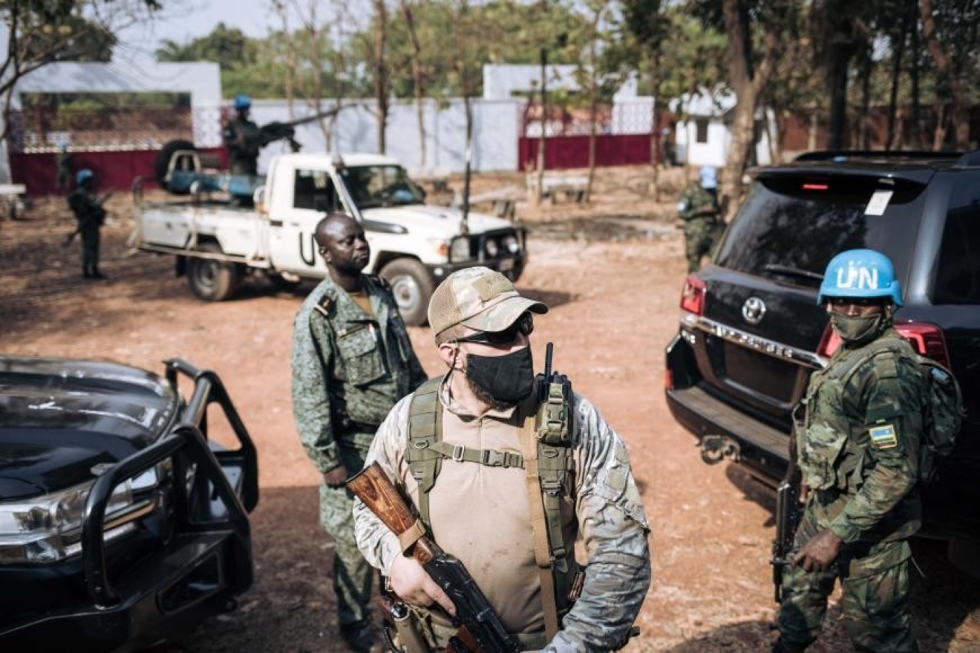 Un Casque bleu de l’ONU aux côtés d’un combattant russe et d’un membre de la garde présidentielle du président centrafricain Faustin-Archange Touadéra à Bangui, le 27 décembre 2020 (AFP)