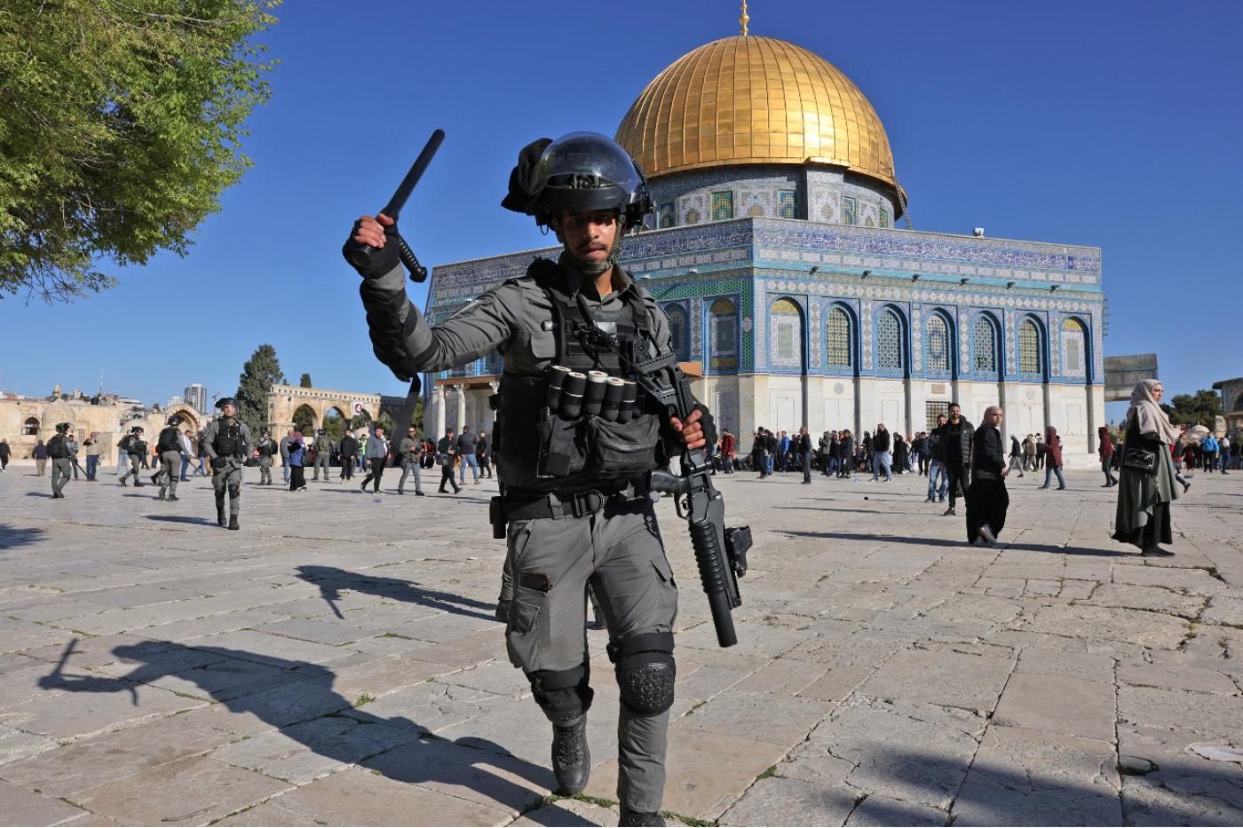 Un membre des forces de sécurité israéliennes attaque des fidèles à la mosquée du dôme du Rocher lors d’affrontements dans le complexe d’al-Aqsa à Jérusalem, le 15 avril 2022 (AFP)