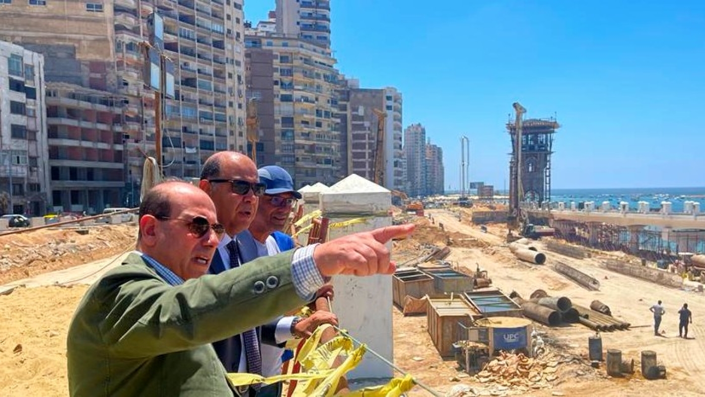 Des responsables sur le site de construction du pont Sadate à Alexandrie en Égypte, en juillet 2022 (Twitter)