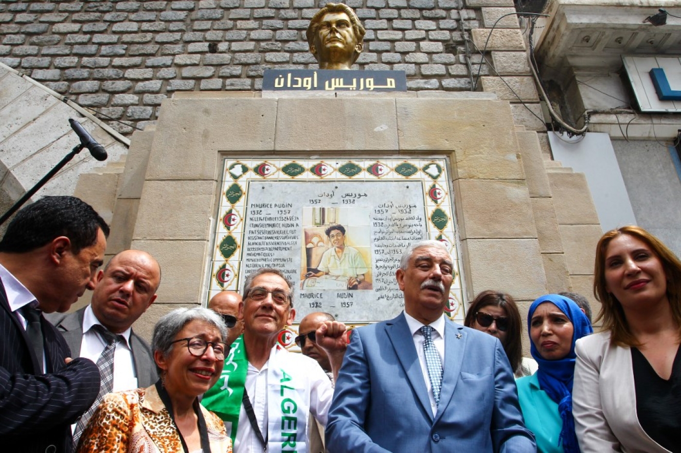 Lors de l’inauguration de la stèle en mémoire du militant communiste pro-indépendance algérienne Maurice Audin à Alger, le 5 juin 2022 (AFP)