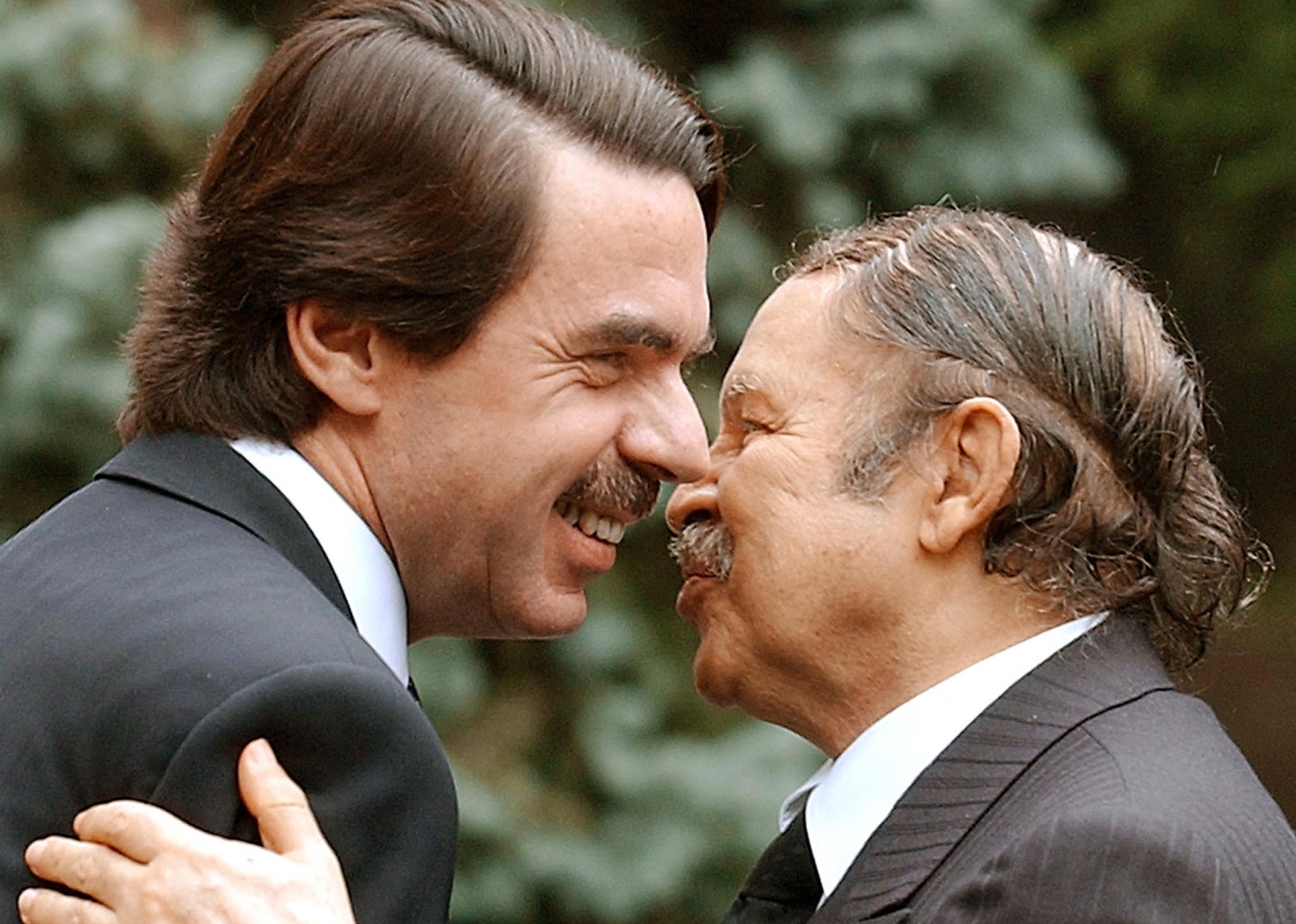 La relation bilatérale au temps des jours heureux : José María Aznar, alors Premier ministre espagnol, et l’ex-président algérien Abdelaziz Bouteflika, en octobre 2002 (AFP/Pierre-Philippe Marcou)