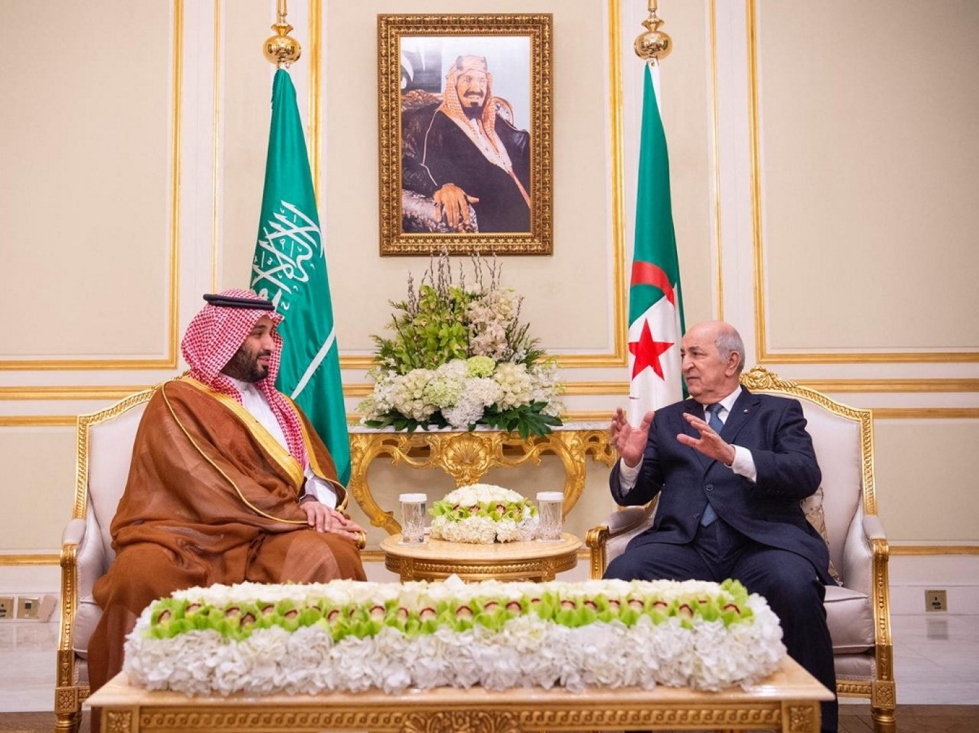 Une photo fournie par le Palais royal saoudien, le 26 février 2020, montre le prince héritier saoudien Mohammed ben Salmane rencontrant le président algérien Abdelmadjid Tebboune à Riyad (Bandar al-Jaloud/Palais royal saoudien/AFP)