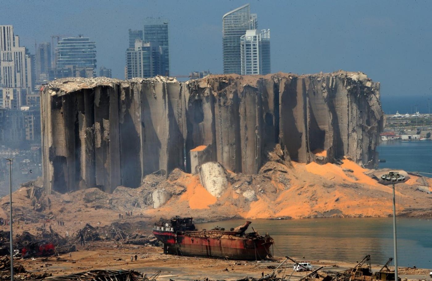 Les silos endommagés sur le port de Beyrouth au lendemain de l’énorme explosion, le 5 août 2020 (AFP)