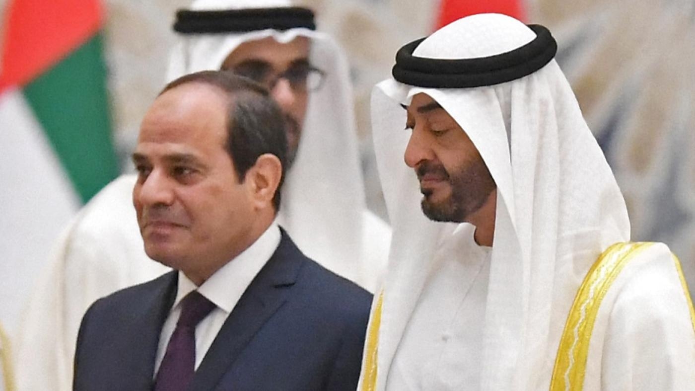 Le prince héritier d’Abou Dabi Mohammed ben Zayed al-Nahyane (à droite) et le président égyptien Abdel Fattah al-Sissi (AFP)