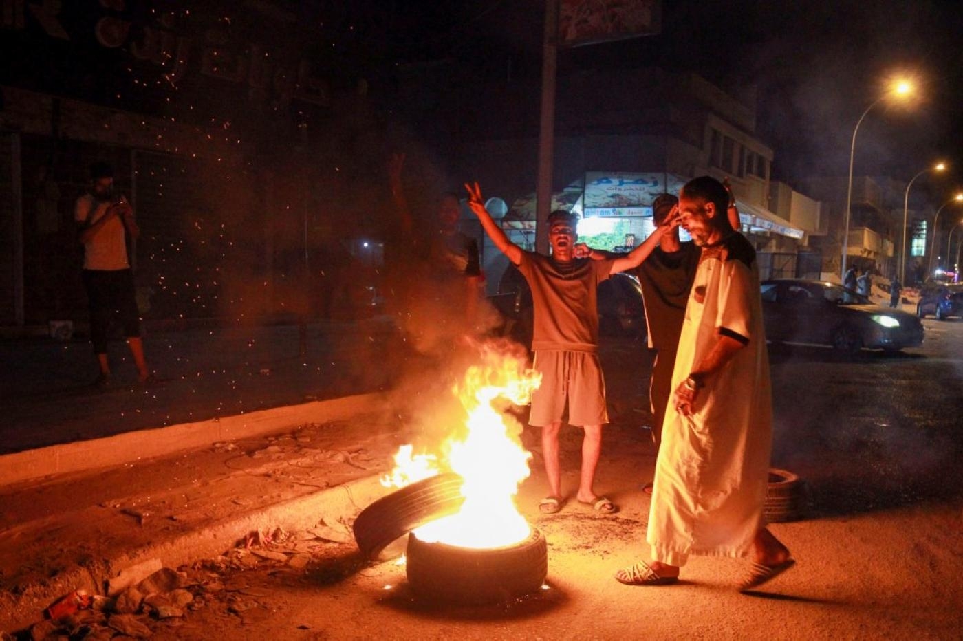 Dans un mouvement de protestation rare dans cette région du pays, les manifestants ont brûlé des pneus et dénoncé les coupures d’électricité, les pénuries de liquidités et les prix élevés des carburants (AFP)