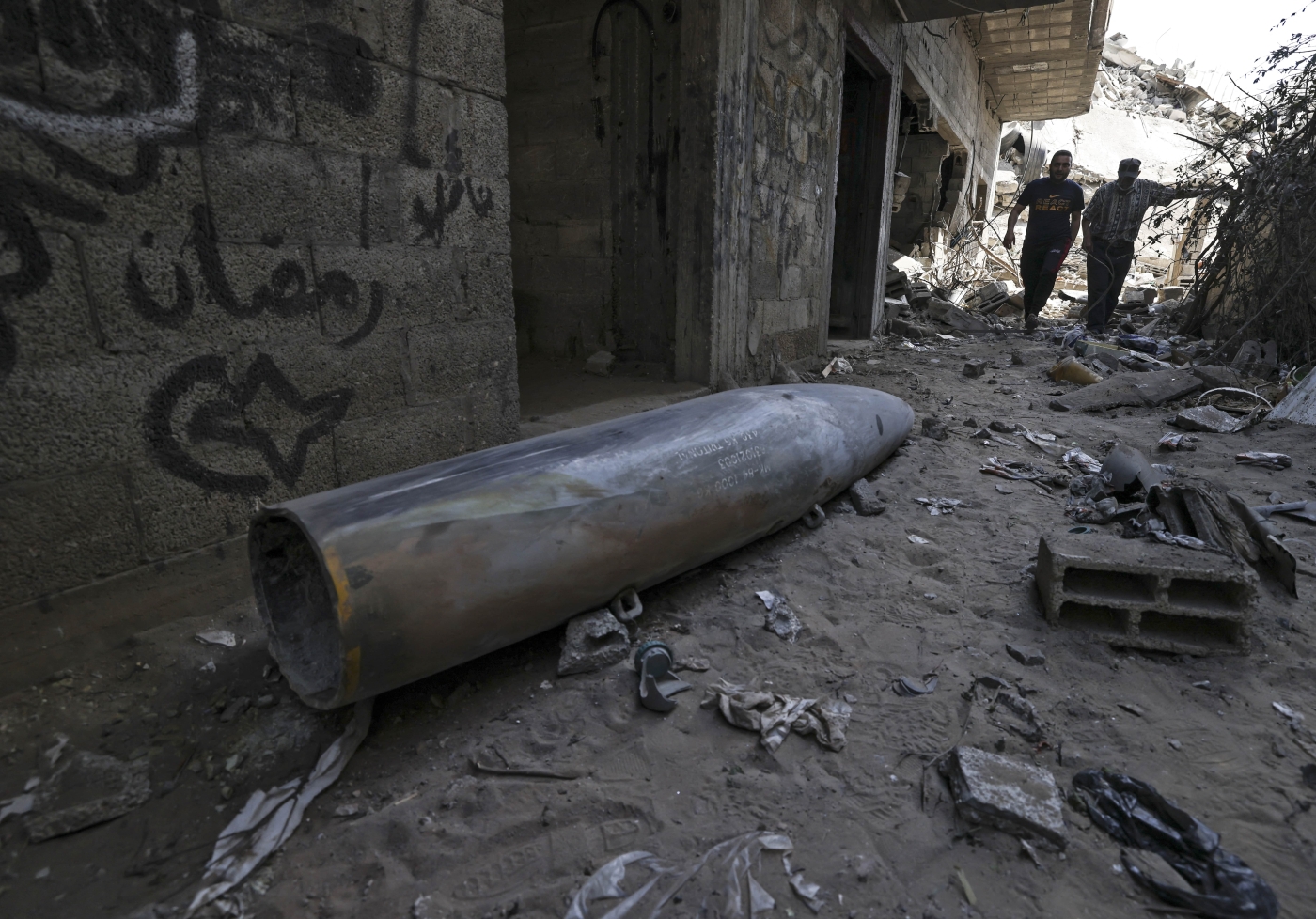 Une partie d’une bombe MK-84 larguée par un avion de combat israélien F-16 gît parmi les décombres dans le quartier al-Rimal de Gaza, le 18 mai 2021 (AFP)