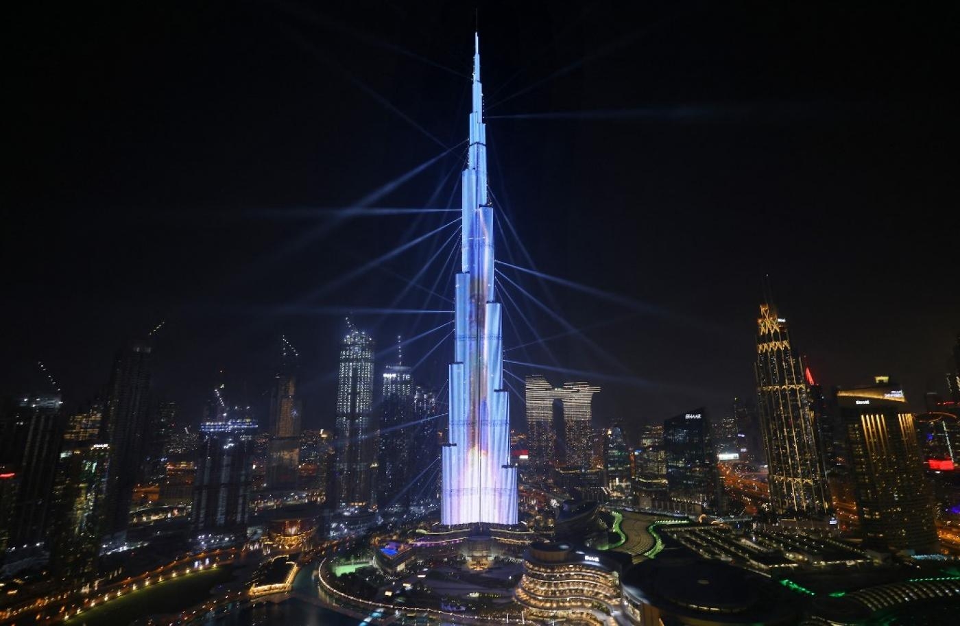 Le lancement d’une fusée dans l’espace est projeté sur le gratte-ciel Burj Khalifa de Dubaï, le 9 février 2021, alors que la sonde martienne émiratie effectue une manœuvre délicate pour entrer en orbite (AFP)