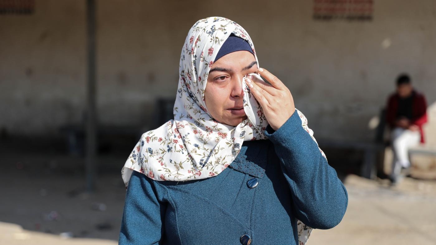 Une Palestinienne essuie ses larmes lors d’une manifestation contre la « politique de séparation » d’Israël dans le nord de Gaza, le 17 janvier 2023 (MEE/Mohammed al-Hajjar)