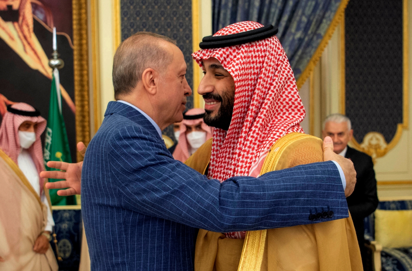 Le prince héritier Mohammed ben Salmane, à droite, a eu un entretien en tête-à-tête avec Recep Tayyip Erdoğan, à gauche (AFP)