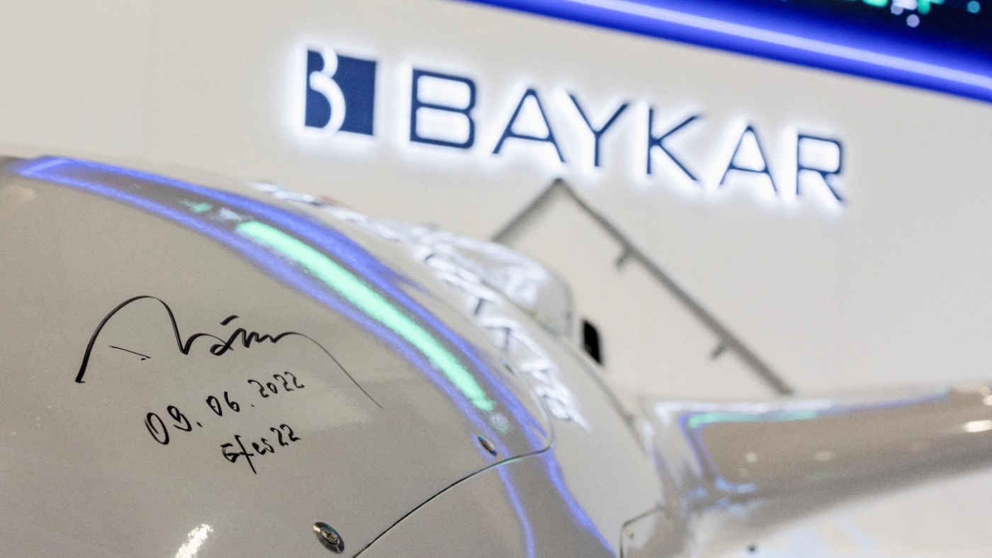 La signature du président turc Recep Tayyip Erdoğan apparaît sur un drone Bayraktar à la SAHA EXPO Defence & Aerospace Exhibition à Istanbul (Turquie), le 27 octobre 2022 (Reuters)