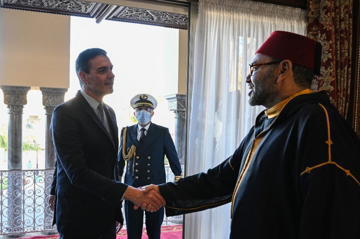 Le chef du gouvernement espagnol Pedro Sánchez est accueilli par le roi Mohammed VI lors de sa visite au Maroc, le 7 avril 2022 (AFP/Borja Puig de la Bellacasa)