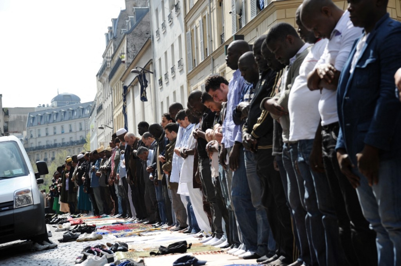 Des musulmans prient dans la rue un vendredi 8 avril 2011 rue des Poissonniers à Paris (AFP/Miguel Medina)